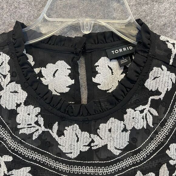 TORRID Top Size 1 (1X) Black White Clip Dot Embroidered Chiffon Sleeveless EUC - Picture 5 of 16